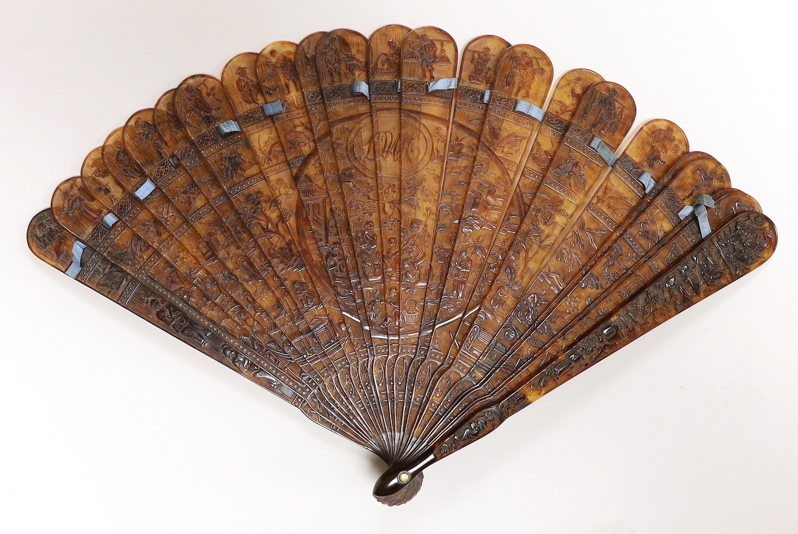 A 19th century Chinese tortoiseshell Brise fan, decorated with a central figural cartouche, 18.5cms high